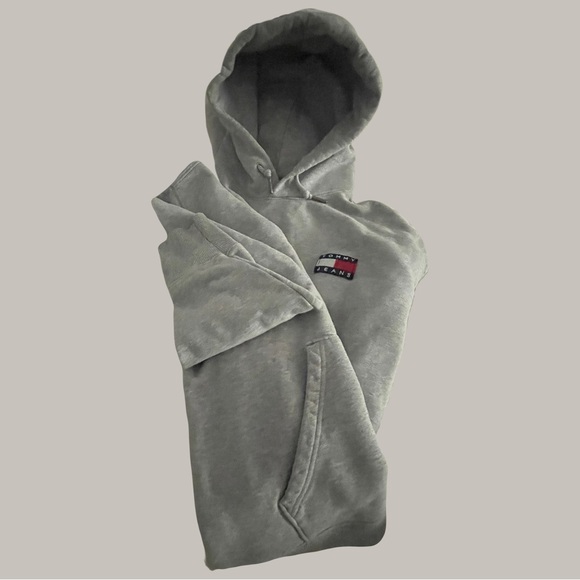Tommy Hilfigure Badge Hoodie - Picture 3 of 13